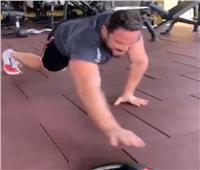 بالفيديو | تامر شلتوت يستعرض لياقته البدنية
