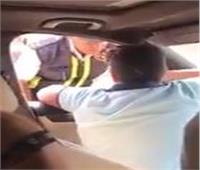 خلال قيادته لسيارة ملاكي.. الداخلية تفحص فيديو لطفل يعتدي على شرطي