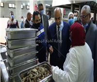 صور| رئيس جامعة المنيا يتابع تجهيز الوجبات الغذائية بالمطعم المركزي