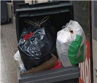 مصري يلقي 8 آلاف دينار كويتي في القمامة