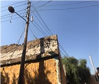 فيديو| تمر فوق منزلهم.. أسرة بالمنيا تستغيث من خطر أسلاك الكهرباء 