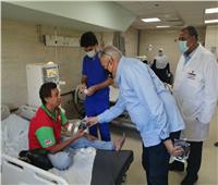 صور| رئيس مدينة الأقصر يوزع كمامات على مرضي المستشفى العام 