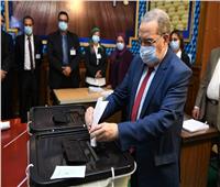 انتخابات النواب 2020 | وزير الإنتاج الحربي يدلي بصوته في مصر الجديدة