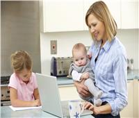 فيروس كورونا| دراسة: عمل الأمهات من المنزل «صعب»