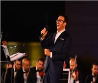 صور | مرتديا نظارة.. ظهور مُميز لـ«صابر الرباعي» بمهرجان الموسيقى العربية