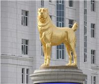تمثال مغطى بالذهب لتكريم كلب الحاكم في تركمانستان