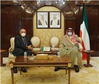 وزير الخارجية يبحث مع رئيس وزراء الكويت سبل دفع مجالات التعاون الثنائي