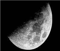 الليلة ..« التربيع الأول » للقمر يزين السماء 