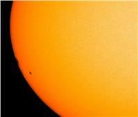رصد بقعة شمسية كبيرة فوق الطرف الشرقي للشمس