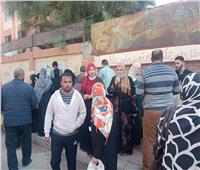 أهالي الإسكندرية يحتشدون أمام مقار اللجان الانتخابية 