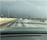 صور| «بتمطر ثلج».. الطريق الصحراوي يتحول لقطعة من أوروبا 