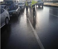 المرور تدفع بسيارات إغاثة وشفط لمياه الأمطار بالشوارع