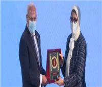 فيديو| محافظ بورسعيد يهدي وزيرة الصحة درع المحافظة