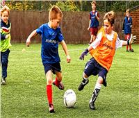 7 فوائد هامة للعب طفلك «كرة القدم»