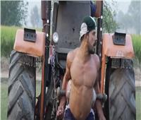 «شمشون باكستاني» يرفع جرار زراعي بيده| فيديو