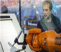 «الروبوتات لا تفكر كالبشر».. ويهدد بفقدان ملايين الوظائف