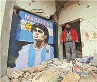 فنان سورى يخلد مارادونا على منزله المدمر