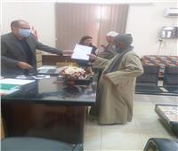 رئيس مدينة مغاغة يسلم المواطنين نماذج التصالح النهائية