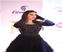 ياسمين صبري بـ«فستان منفوش» في افتتاح مهرجان القاهرة السينمائي