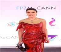 جومانا مراد تخطف الأنظار بالأحمر في افتتاح «القاهرة السينمائي»