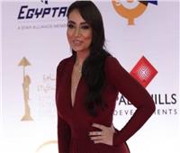 «بدون كمامة».. سارة الطباخ على ريد كاربت مهرجان القاهرة السينمائي .. فيديو