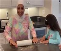 حنان ترك تخبز مع بناتها داخل المطبخ.. فيديو
