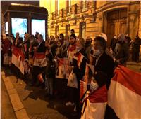 أبناء الجالية المصرية في فرنسا بالقرب من مقر إقامة الرئيس: «بنحبك يا سيسي»