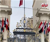 شاهد | الأعلام المصرية تزين «الإليزيه» قبل بدء مباحثات السيسي وماكرون