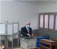 رئيس جامعة المنوفية يدلى بصوته في «إعادة النواب»