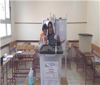 أطفال المرج يشاركون على أكتاف أمهاتهم بالانتخابات البرلمانية ٢٠٢٠ .. صور