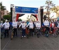 طلاب جامعة الأقصر يشاركون بسباق الدراجات باليوم العالمي لمكافحة الفساد