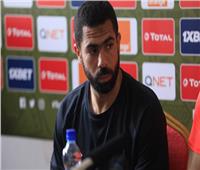 شاهد| أحمد فتحي يصافح لاعبي الأهلي قبل مواجهة بيراميدز