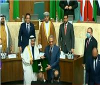 رئيس البرلمان العربي يكرم عمرو موسى