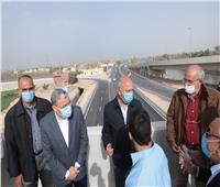 وزير النقل يتابع جاهزية المرحلة الأولى من طريق الصعيد الغربي| صور