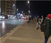 صور| رغم التحذيرات.. أهالي الإسكندرية ينتظرون «النوة» على الكورنيش  