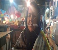 «أم أشرف».. قصة كفاح سيدة تقيم في «سوق الخضار» لإعالة أولادها