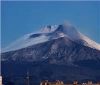 أعمدة نيران في الهواء بعد ثوران بركان جبل إتنا .. صور