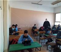 صور| طلاب أولى ثانوي يؤدون الأمتحان الالكتروني وسط إجراءات احترازية