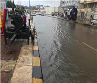 تراكم مياه الأمطار على كورنيش الإسكندرية.. والدفع بفرق طوارئ | صور 