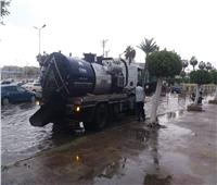 رئيس شركة مياه القناة يشرف على أعمال كسح الأمطار