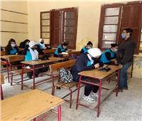 طلاب أولى ثانوي يتحدون الطقس السيء بأداء الامتحانات في المدارس.. صور