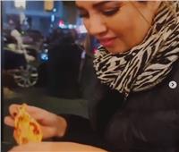 رانيا فريد شوقي تغازل «البيتزا».. وتعتمد علي «الدايت»