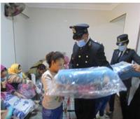 ضباط حقوق الإنسان بالداخلية يوزعون الهدايا على الأيتام والمسنين