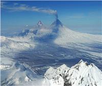 أعمدة الرماد تتصاعد من بركان شرق روسيا