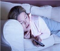 كارثة صحية.. أضرار النوم بعد إطفاء التلفاز