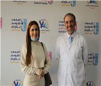 نسرين طافش تزور مستشفى الثدى التابع للمعهد القومى للأورام ٧٧٧ لدعم المريضات