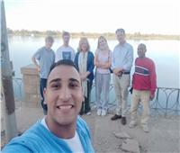 السفير البريطاني بالقاهرة وعائلته في زيارة للأقصر
