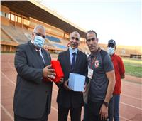 عبد الحفيظ يهدى سفير مصر بالنيجر درع الأهلي