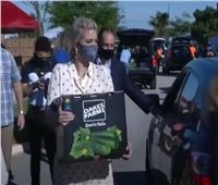 إيفانكا ترامب توزع الطعام على المحتاجين في فلوريدا.. فيديو