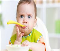 5 أخطاء شائعة عند إدخال الطعام للطفل الرضيع 